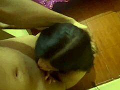 لاتينية تحمل من مشجع فيديوهات إكس. الكثير من السائل داخلها.