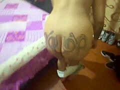 لاتينية تحمل من مشجع فيديوهات إكس. الكثير من السائل داخلها.