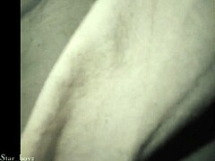 هواة جامعية منحنية تركب زب زوجها الكبير في كاوبوي هاندجوب. ثم تنحني لضرب كس منزلي على السرير