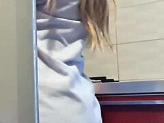 Gostosa cleans the stove and gets hot showing big ass! 🔥