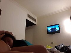 Kawan lesbian dapat mulut dikongkek dalam bilik hotel