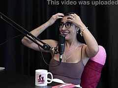 레나티냐 멜로가 야외에서 그린고랑 장난기 있게 놀아