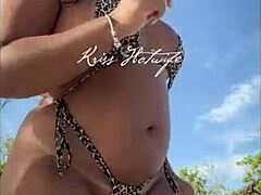 私の既婚妻、ビーチフェチで小さな18+ビキニで巨大お尻を振り回す