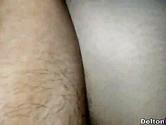 Pareja latina amateur folla duro en POV. Él termina con creampie en su culo apretado.