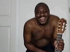 Continuing to sing and dance freely in this performance