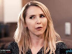 Göğüsleri bol lezbiyen dilini amıma derinlere sokuyor.. oh evet!