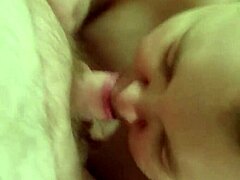 قلبي يدق بسرعة أشاهد زوجتي البي بي دبليو تمصني