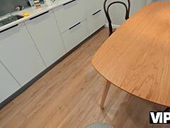 Russische studente haar eerste anale verrassing in POV