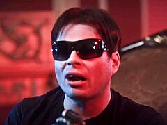 Алекс Ейнджъл задава настроението с еротичен танц тази вечер. Чиста горещина!