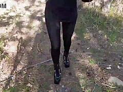 Yüksek Topuklularla Vahşi Ormanda Yürüyüş Bugün