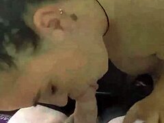 Kandy Kane deepthroatuje v domácím klipu