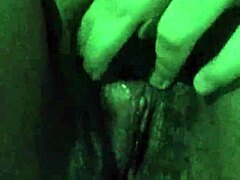 abrindo minha bucetinha virgem molhadinha pra ser lambida 😍