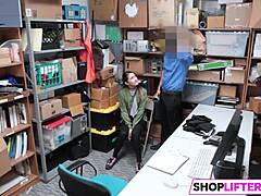 Тази млада крадла 18+ избра кура вместо да вика полицията.