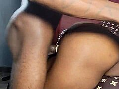 Je njena tesna pička preveč okusna, da bi ji uprl?