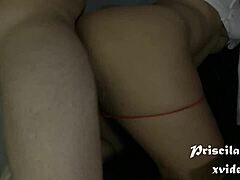 Min sexiga latina-brunettgranne böjer sig för min laddning