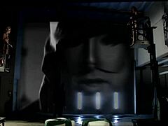 Bu güzel üçlü sarışın kızlar traşlı am yalıyor ve oral veriyor!