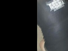 Barátok házában buliban a crossdressing amatőr nyilvánosan megdugva kint, szőrös puncival kitárva voyeur stílusban.