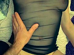 이 홈메이드 비디오에서 귀여운 밀프 아내가 커플과 POV로 아름다운 보지와 엉덩이 보여줘