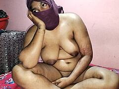 Indiase Schoolmeisje Geschokt Door Condoom Voor Het Eerst