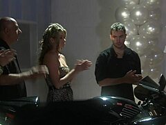 MILF v zlatih petah lizana in trdo jebana 😍