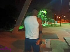 Essa gostosa safada faz sexo na rua com rola enorme big cock