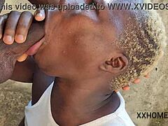 בחורה חרמנית עם תחת גדול נימי נתפסת מתאננת בציבור עם חצאית שחורה מתכופפת בחוץ