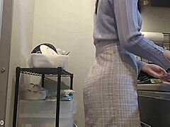 Tamagoyaki yaptıktan sonra yerim ısındı, dayanamadım büyük memelerimi çıkarıp dokunmaya başladım