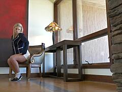 Lepa blondinka Scarlet Red si praska obrito pičko