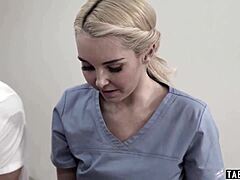 Küçük 18+ sarışın genç masöz ve sapık koca tarafından oral sikmeye kandırılıyor