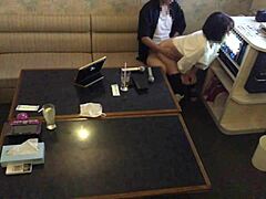 【素人】カラオケでお互いにムラムラしてエッチするカップル。