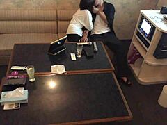 【素人】カラオケでお互いにムラムラしてエッチするカップル。