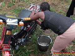 Amatör büyük memeli porno yıldızı kocasının motosikletini yıkadıktan sonra siyah sikten sert anal sikme için yalvarıyor, boşalmaya kadar