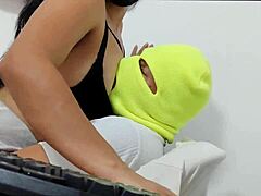 Sexavhengig nabo kommer inni meg, hun er gal i senga 😈