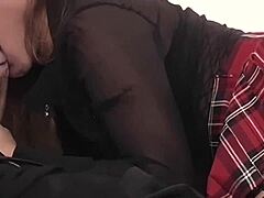 كيمي كان منحنية لنيك كلبي تأخذ زب في طيز حليقة مع إيدزوب وبلوبج عميق