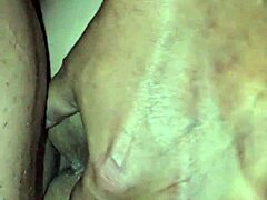 Капеща сперма от путката на MILF след интензивно разкъсване на задника
