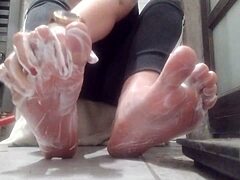 i show my sexy feet and lubricate my big ass