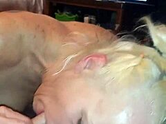 Milf mama vitregă suge adânc pula, linge mingile, arată sâni mari