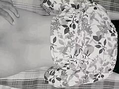 فتاة قرية تجرب نيك الكس لأول مرة في المزرعة!