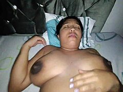 Хей, най-добър приятел, може ли бременната ти брюнетка жена да глътне спермата ми докато се наслаждаваме на естествените й цици вкъщи?