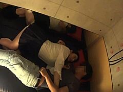 日本人の巨乳女子高生が秘密マッサージでカーブした巨大天然巨乳