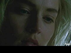Sharon Stone da mamada y paja topless en Sliver 1993