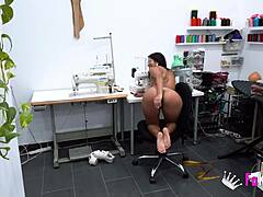 Лара студенткиња плаћа часове дивљим јебањем са богатим