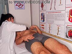 Latina hemşire muayene sırasında sertleşmemi görüyor