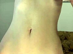 Sem majhna 18+ najstnica, ki se masturbira z igračkami