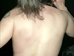 Esclave féminine au gloryhole et orgie au sauna