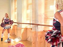 brown-eyed cheerleader blondie tracy lindsay stretches her wet teen 18+ pussy