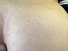 Ella baja sus jeans para que le follen su rico culote al aire libre!