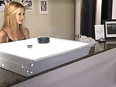 Sarışın Lezbiyen Araba Çekimi Irklararası Maceraya Dönüşüyor Parmaklama ve Yalama İle