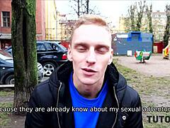 Тютър4к блондинка учителка в чорапи очила получава свирка догистайл от момче след като намира играчките й