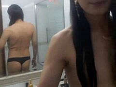 hey, she's so sexy y linda, right? 😍